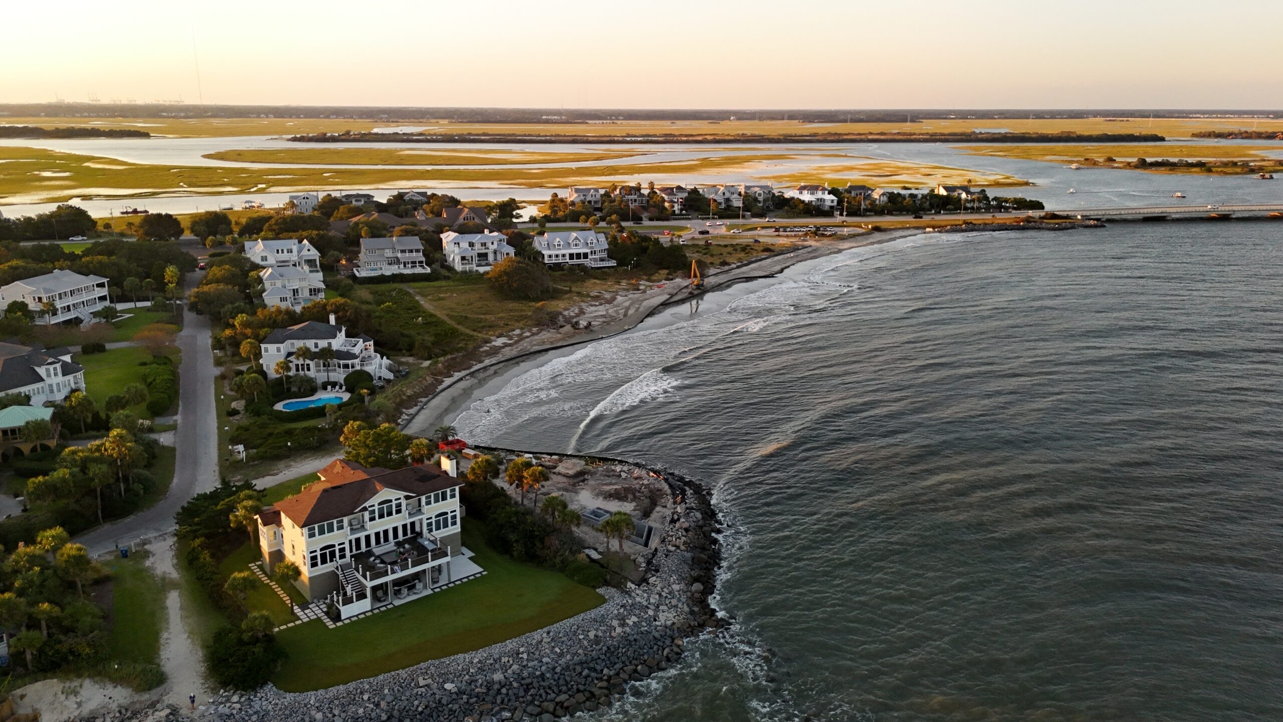 Sullivans,Island,Shoreline,With,Beachside,Houses,Of,South,Carolina